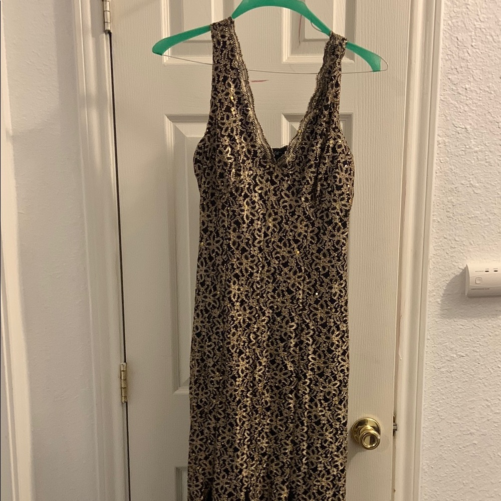 Chic Backless Lace Dress in Black and Gold